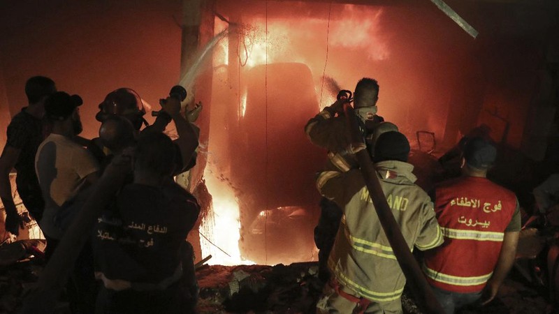 Ledakan dahsyat dari tangki BBM melanda Beirut, Lebanon pada Jumat, (9/10/2020) . (AP/Bilal Hussein)