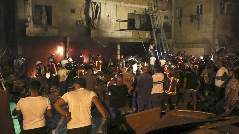 Ledakan dahsyat dari tangki BBM melanda Beirut, Lebanon pada Jumat, (9/10/2020) . (AP/Bilal Hussein)