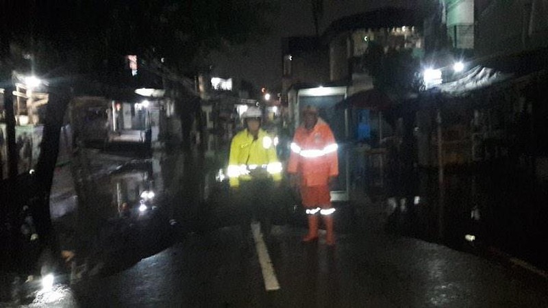 Banjir di Ciganjur, Jakarta Selatan, Sabtu (10/10/2020). (Foto: Bagus Putra Laksana/detikcom)