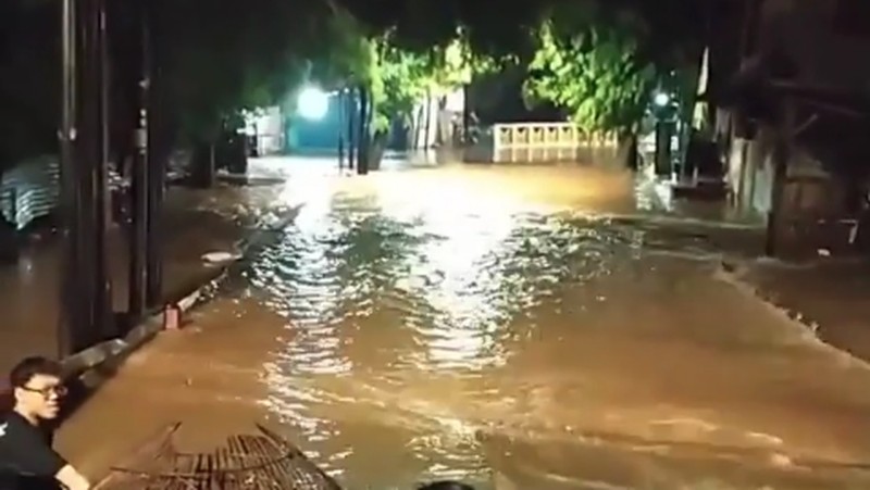 Banjir di Ciganjur, Jakarta Selatan, Sabtu (10/10/2020). (Foto: Bagus Putra Laksana/detikcom)