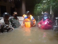 Musim Banjir, Waspada Wabah Covid-19 di Klaster Pengungsian