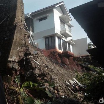 Penampakan Tanah Longsor di Ciganjur yang Dipicu Hujan Deras
