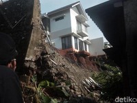 Penampakan Tanah Longsor di Ciganjur yang Dipicu Hujan Deras