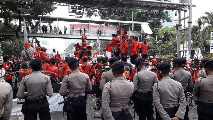Aksi massa demo tolak Omnibuslaw, Senin (12/10) . (CNBC Indonesia/Tri Susilo)