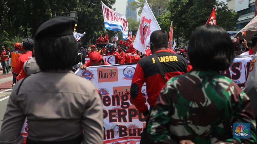 Demo Buruh Tolak Omnibus Law (CNBC Indonesia/ Andrean Kristianto)