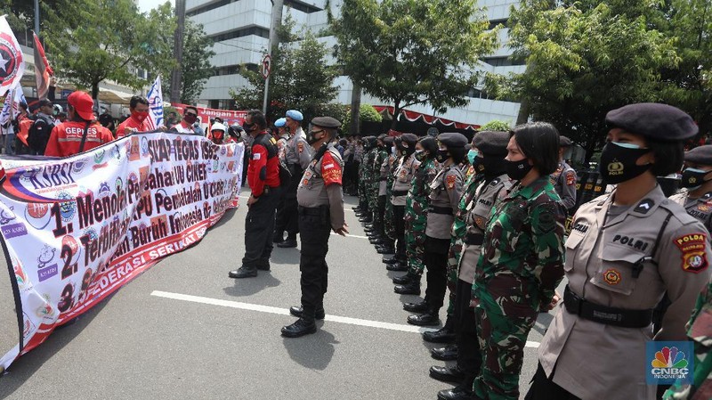 Demo Buruh Tolak Omnibus Law (CNBC Indonesia/ Andrean Kristianto)