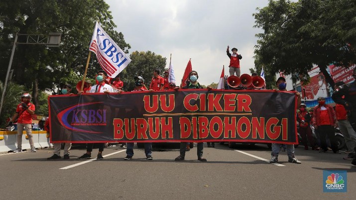 Demo Buruh Tolak Omnibus Law (CNBC Indonesia/ Andrean Kristianto)