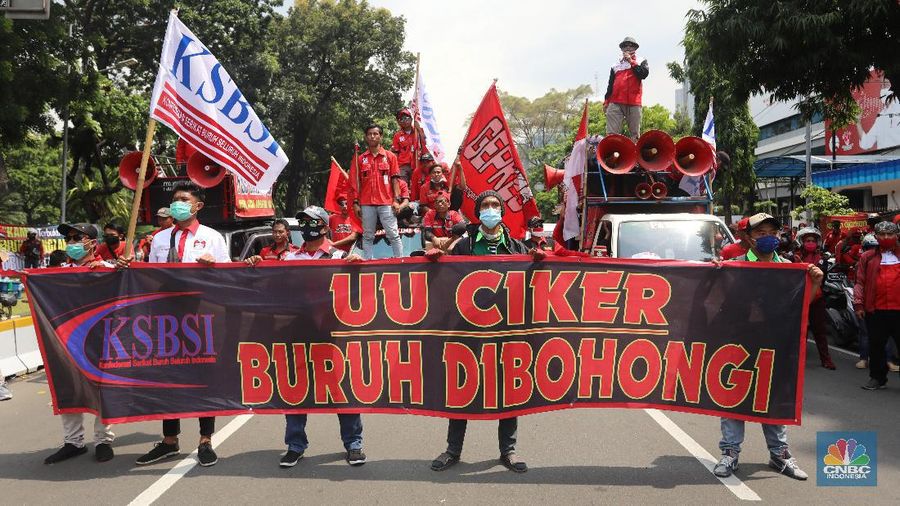 Demo Buruh Tolak Omnibus Law (CNBC Indonesia/ Andrean Kristianto)