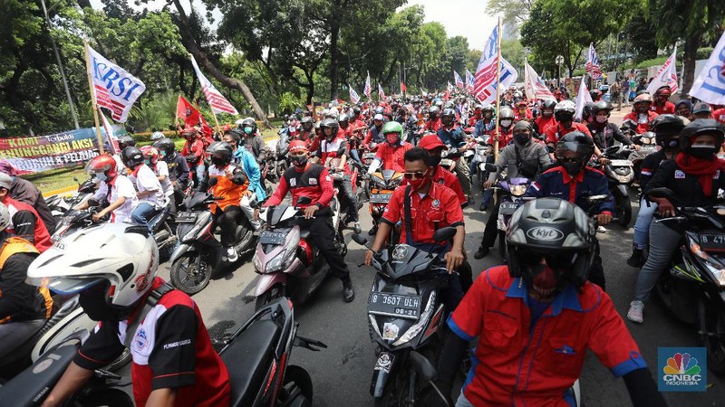 Demo Buruh Tolak Omnibus Law (CNBC Indonesia/ Andrean Kristianto)