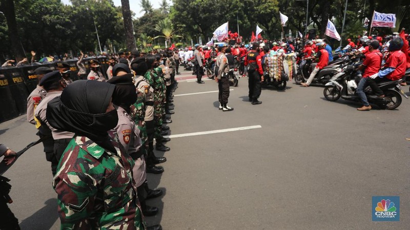 Demo Buruh Tolak Omnibus Law (CNBC Indonesia/ Andrean Kristianto)