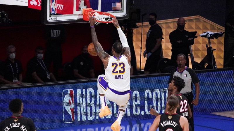 Los Angeles Lakers' LeBron James (23) dunks during the second half in Game 6 of basketball's NBA Finals against the Miami Heat Sunday, Oct. 11, 2020, in Lake Buena Vista, Fla. The Lakers defeated the Miami Heat 103-88. (AP Photo/Mark J. Terrill)