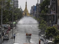 'Berdoa di Pagoda, Saya Tak Takut Corona!'