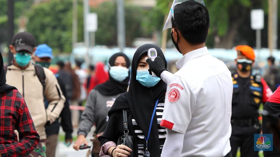 Penumpang kereta commuterline mengantre di Stasiun Tanah Abang, Senin (12/10/2020). Di hari pertama PSBB saat jam pulang kantor Stasiun Tanah Abang terpantau sepi. Antrean penumpang terlihat hanya saat petugas memberlakukan sistem buka tutup untuk mencegah penumpukan penumpang di dalam Stasiun. (CNBC Indonesia/Andrean Kristianto)