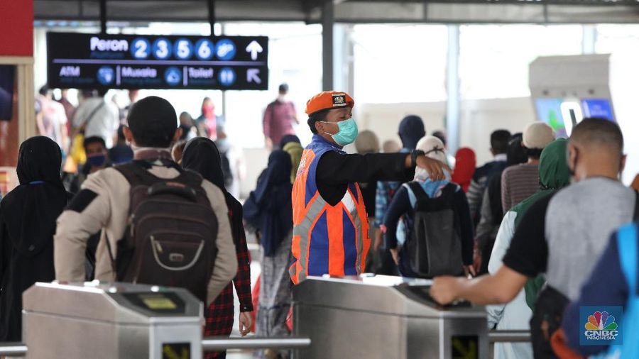 Penumpang kereta commuterline mengantre di Stasiun Tanah Abang, Senin (12/10/2020). Di hari pertama PSBB saat jam pulang kantor Stasiun Tanah Abang terpantau sepi. Antrean penumpang terlihat hanya saat petugas memberlakukan sistem buka tutup untuk mencegah penumpukan penumpang di dalam Stasiun. (CNBC Indonesia/Andrean Kristianto)
