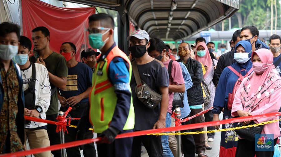 Penumpang kereta commuterline mengantre di Stasiun Tanah Abang, Senin (12/10/2020). Di hari pertama PSBB saat jam pulang kantor Stasiun Tanah Abang terpantau sepi. Antrean penumpang terlihat hanya saat petugas memberlakukan sistem buka tutup untuk mencegah penumpukan penumpang di dalam Stasiun. (CNBC Indonesia/Andrean Kristianto)