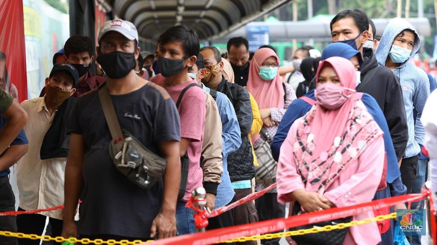 Penumpang kereta commuterline mengantre di Stasiun Tanah Abang, Senin (12/10/2020). Di hari pertama PSBB saat jam pulang kantor Stasiun Tanah Abang terpantau sepi. Antrean penumpang terlihat hanya saat petugas memberlakukan sistem buka tutup untuk mencegah penumpukan penumpang di dalam Stasiun. (CNBC Indonesia/Andrean Kristianto)