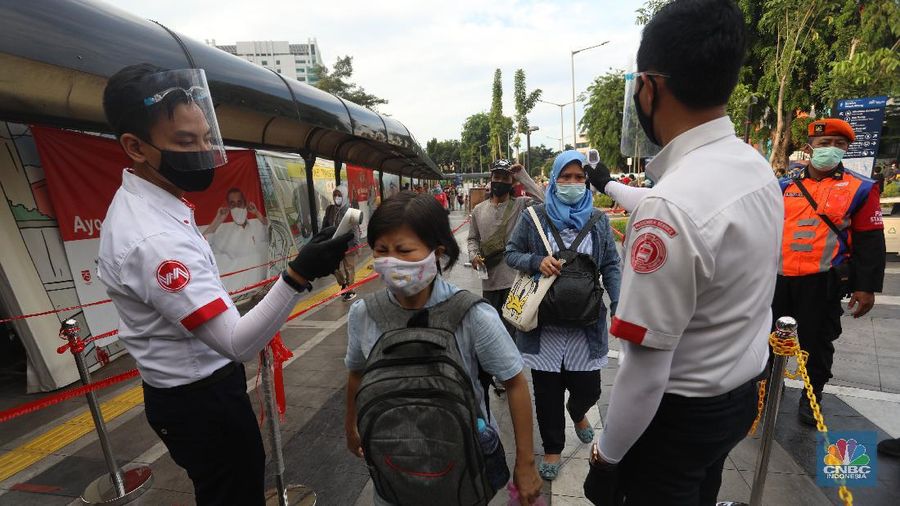 Penumpang kereta commuterline mengantre di Stasiun Tanah Abang, Senin (12/10/2020). Di hari pertama PSBB saat jam pulang kantor Stasiun Tanah Abang terpantau sepi. Antrean penumpang terlihat hanya saat petugas memberlakukan sistem buka tutup untuk mencegah penumpukan penumpang di dalam Stasiun. (CNBC Indonesia/Andrean Kristianto)
