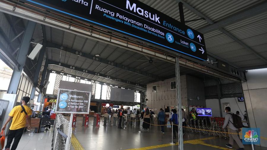 Penumpang kereta commuterline mengantre di Stasiun Tanah Abang, Senin (12/10/2020). Di hari pertama PSBB saat jam pulang kantor Stasiun Tanah Abang terpantau sepi. Antrean penumpang terlihat hanya saat petugas memberlakukan sistem buka tutup untuk mencegah penumpukan penumpang di dalam Stasiun. (CNBC Indonesia/Andrean Kristianto)