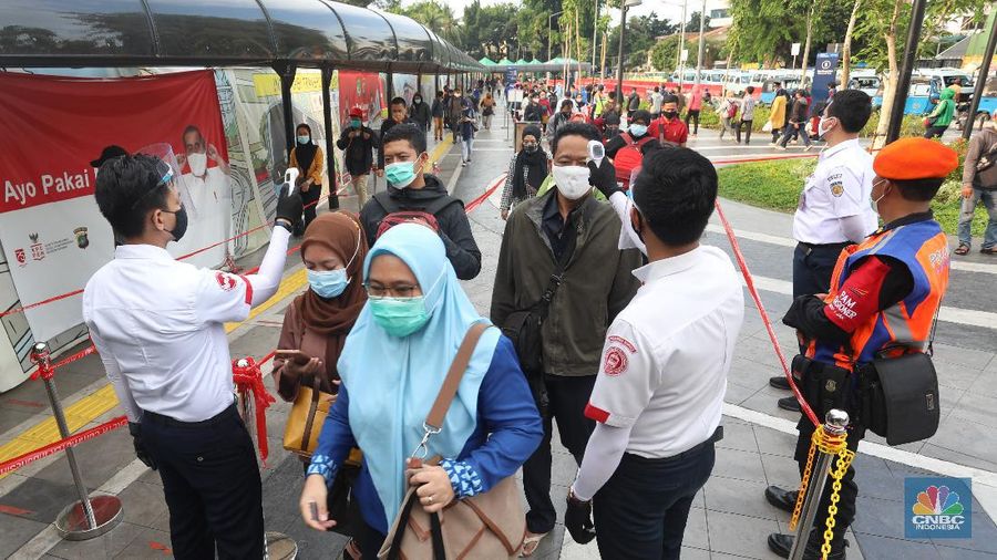 Penumpang kereta commuterline mengantre di Stasiun Tanah Abang, Senin (12/10/2020). Di hari pertama PSBB saat jam pulang kantor Stasiun Tanah Abang terpantau sepi. Antrean penumpang terlihat hanya saat petugas memberlakukan sistem buka tutup untuk mencegah penumpukan penumpang di dalam Stasiun. (CNBC Indonesia/Andrean Kristianto)