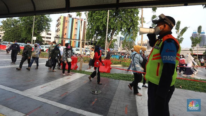 Penumpang kereta commuterline mengantre di Stasiun Tanah Abang, Senin (12/10/2020). Di hari pertama PSBB saat jam pulang kantor Stasiun Tanah Abang terpantau sepi. Antrean penumpang terlihat hanya saat petugas memberlakukan sistem buka tutup untuk mencegah penumpukan penumpang di dalam Stasiun. (CNBC Indonesia/Andrean Kristianto) Penumpang kereta commuterline mengantre di Stasiun Tanah Abang, Senin (12/10/2020). Di hari pertama PSBB saat jam pulang kantor Stasiun Tanah Abang terpantau sepi. Antrean penumpang terlihat hanya saat petugas memberlakukan sistem buka tutup untuk mencegah penumpukan penumpang di dalam Stasiun. (CNBC Indonesia/Andrean Kristianto)
