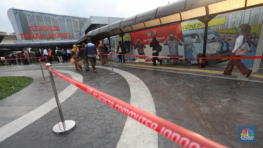 Penumpang kereta commuterline mengantre di Stasiun Tanah Abang, Senin (12/10/2020). Di hari pertama PSBB saat jam pulang kantor Stasiun Tanah Abang terpantau sepi. Antrean penumpang terlihat hanya saat petugas memberlakukan sistem buka tutup untuk mencegah penumpukan penumpang di dalam Stasiun. (CNBC Indonesia/Andrean Kristianto)