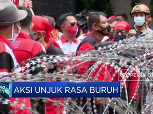 Ratusan Buruh Melakukan Aksi Unjuk Rasa Tolak UU Ciptaker
