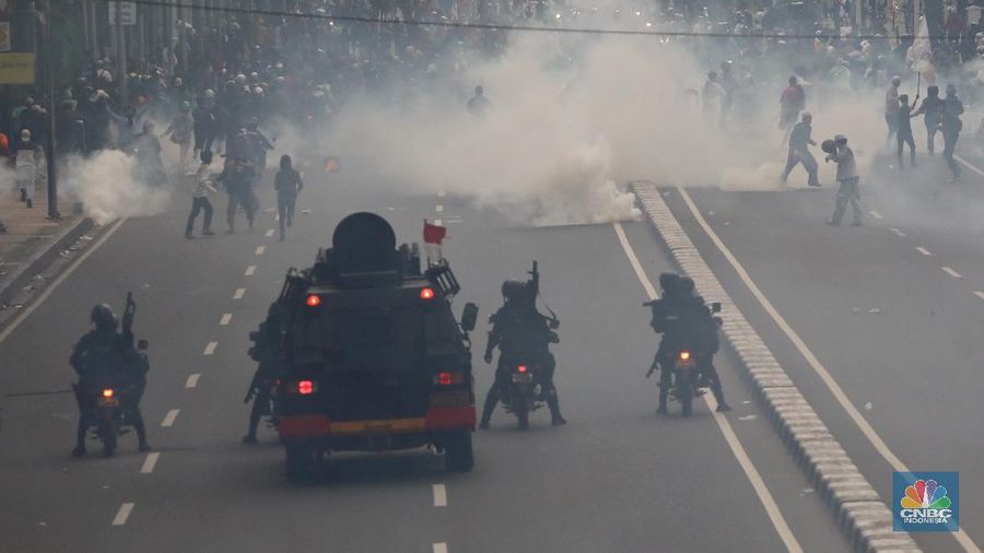 Aksi massa demo tolak Omnibuslaw berujung ricuh di Merdeka Barat Jakarta, Selasa (13/10/2020). (CNBC Indonesia/Andrean Kristianto)