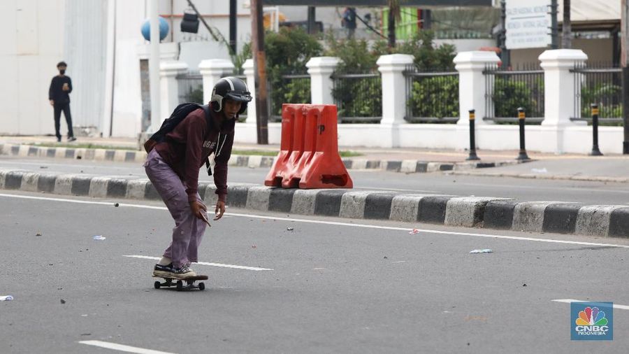Aksi massa demo tolak Omnibuslaw berujung ricuh di Merdeka Barat Jakarta, Selasa (13/10/2020). (CNBC Indonesia/Andrean Kristianto)