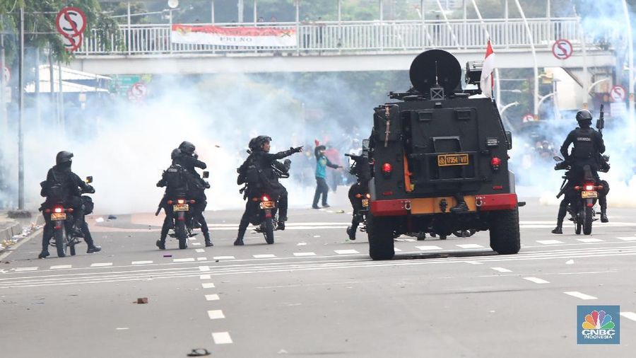 Aksi massa demo tolak Omnibuslaw berujung ricuh di Merdeka Barat Jakarta, Selasa (13/10/2020). (CNBC Indonesia/Andrean Kristianto)