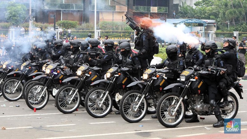 Aksi massa demo tolak Omnibuslaw berujung ricuh di Merdeka Barat Jakarta, Selasa (13/10/2020). (CNBC Indonesia/Andrean Kristianto)