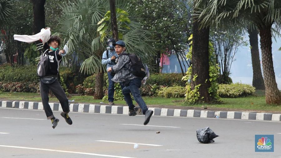Aksi massa demo tolak Omnibuslaw berujung ricuh di Merdeka Barat Jakarta, Selasa (13/10/2020). (CNBC Indonesia/Andrean Kristianto)