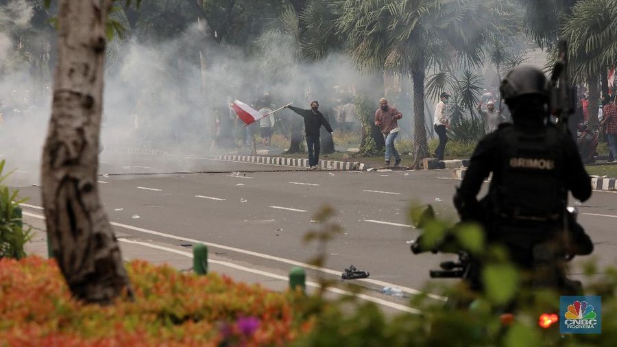 Aksi massa demo tolak Omnibuslaw berujung ricuh di Merdeka Barat Jakarta, Selasa (13/10/2020). (CNBC Indonesia/Andrean Kristianto)