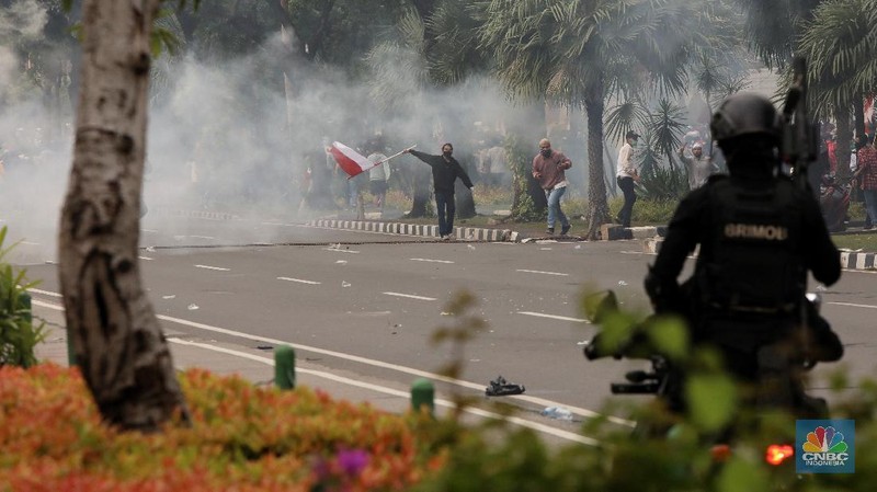 Aksi massa demo tolak Omnibuslaw berujung ricuh di Merdeka Barat Jakarta, Selasa (13/10/2020). (CNBC Indonesia/Andrean Kristianto)