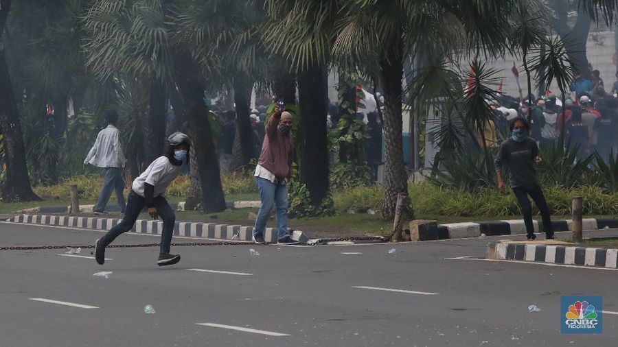 Aksi massa demo tolak Omnibuslaw berujung ricuh di Merdeka Barat Jakarta, Selasa (13/10/2020). (CNBC Indonesia/Andrean Kristianto)