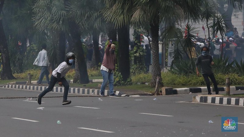 Aksi massa demo tolak Omnibuslaw berujung ricuh di Merdeka Barat Jakarta, Selasa (13/10/2020). (CNBC Indonesia/Andrean Kristianto)