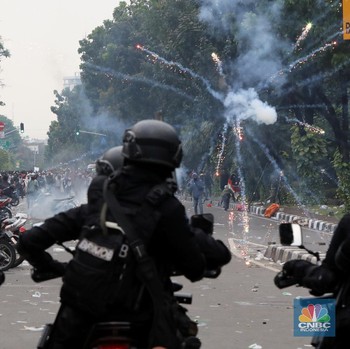 Begini Momen Polisi Pukul Mundur Massa Aksi Tolak Omnibus Law