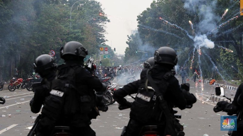 Aksi massa demo tolak Omnibuslaw berujung ricuh di Merdeka Barat Jakarta, Selasa (13/10/2020). (CNBC Indonesia/Andrean Kristianto)