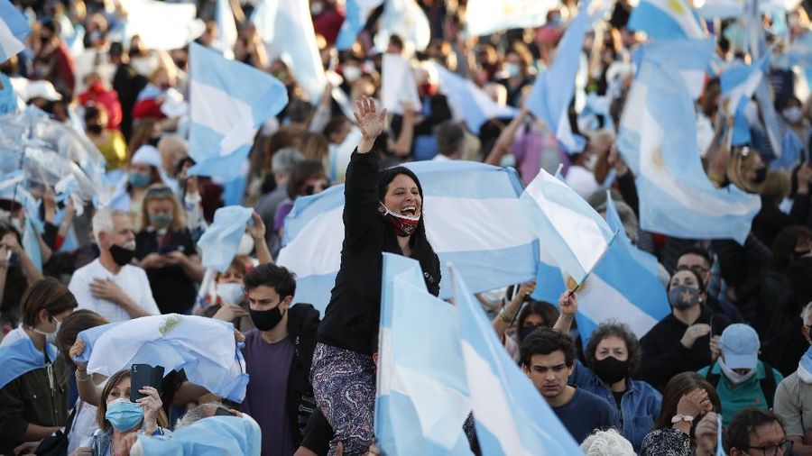 Anti-government demonstrators protest outside the residence of President Alberto Fernandez in Buenos Aires, Argentina, Monday, Oct. 12, 2020. (AP Photo/Natacha Pisarenko)