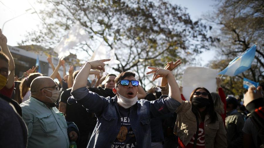 Anti-government demonstrators protest outside the residence of President Alberto Fernandez in Buenos Aires, Argentina, Monday, Oct. 12, 2020. (AP Photo/Natacha Pisarenko)