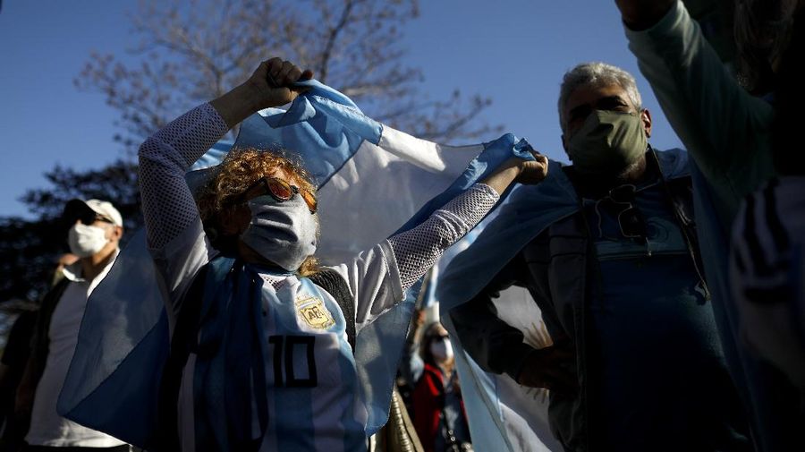 Anti-government demonstrators protest outside the residence of President Alberto Fernandez in Buenos Aires, Argentina, Monday, Oct. 12, 2020. (AP Photo/Natacha Pisarenko)
