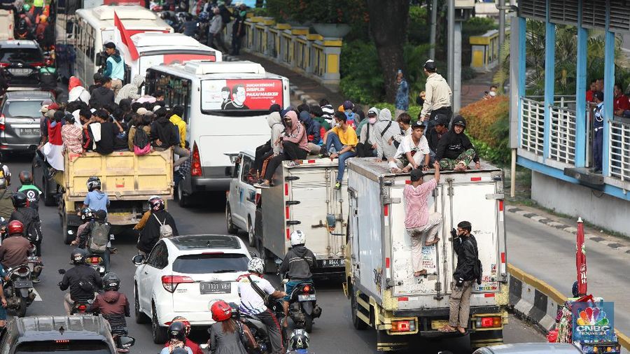Demo Ricuh Tolak Omnibus Law. (CNBC Indonesia/Andrean Kristianto)
