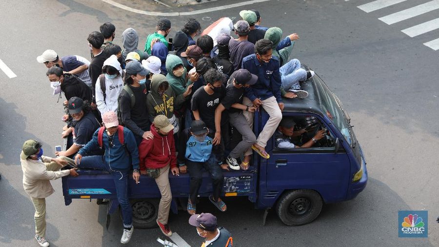 Demo Ricuh Tolak Omnibus Law. (CNBC Indonesia/Andrean Kristianto)