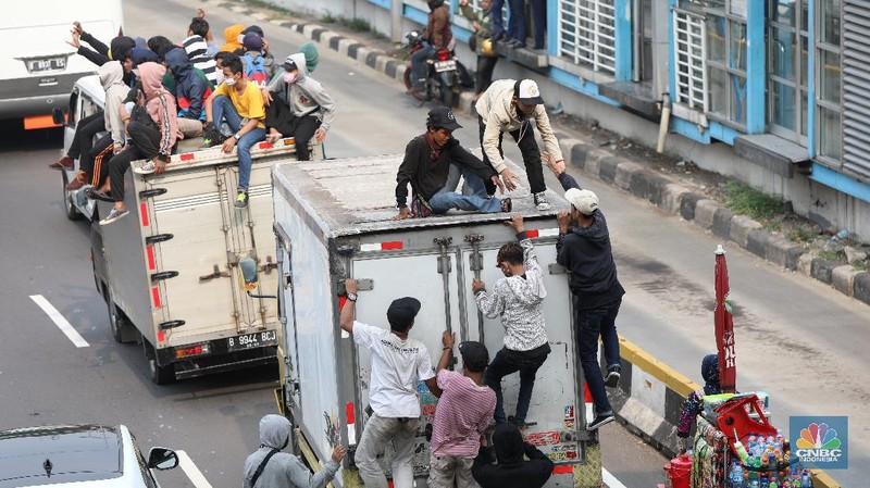 Demo Ricuh Tolak Omnibus Law. (CNBC Indonesia/Andrean Kristianto)