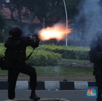 Panas! Potret Ricuh Polisi Vs Massa Aksi di Tugu Tani Jakpus
