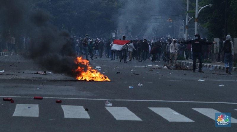 Demo Ricuh Tolak Omnibus Law. (CNBC Indonesia/Tri Susilo)