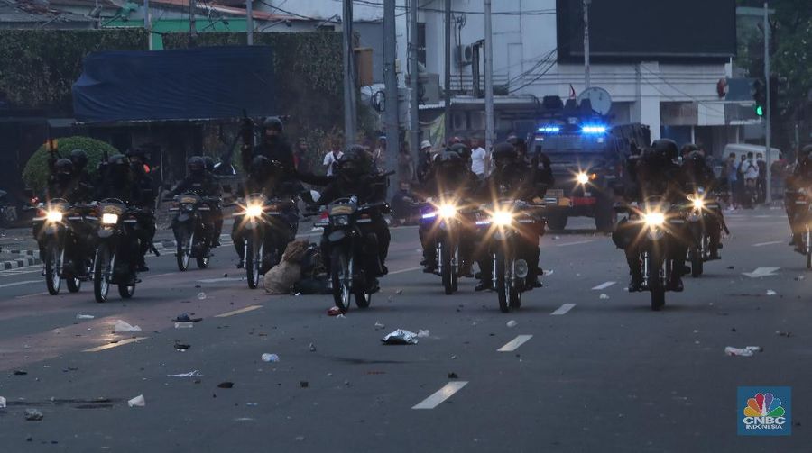 Demo Ricuh Tolak Omnibus Law. (CNBC Indonesia/Tri Susilo)
