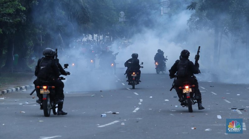 Demo Ricuh Tolak Omnibus Law. (CNBC Indonesia/Tri Susilo)
