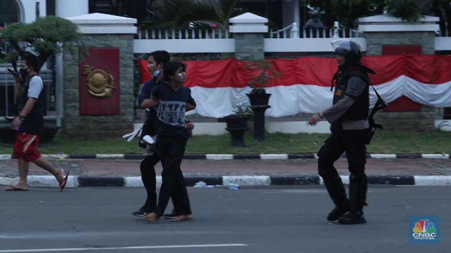 Demo Ricuh Tolak Omnibus Law. (CNBC Indonesia/Tri Susilo)