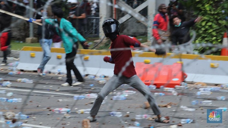 Demo Ricuh Tolak Omnibus Law. (վ/Tri Susilo)