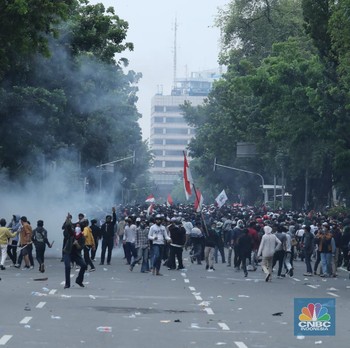 Rusuh! Begini Penampakan Polisi Vs Massa Tolak Omnibus Law